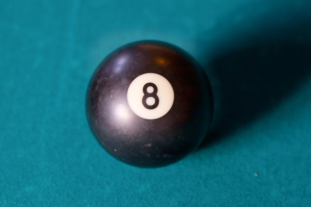 Пот 8 букв. Бильярдный шар номер 8. Бильярдный шарик номер 8. Сломанный бильярдный шар. Черный бильярдный шар.